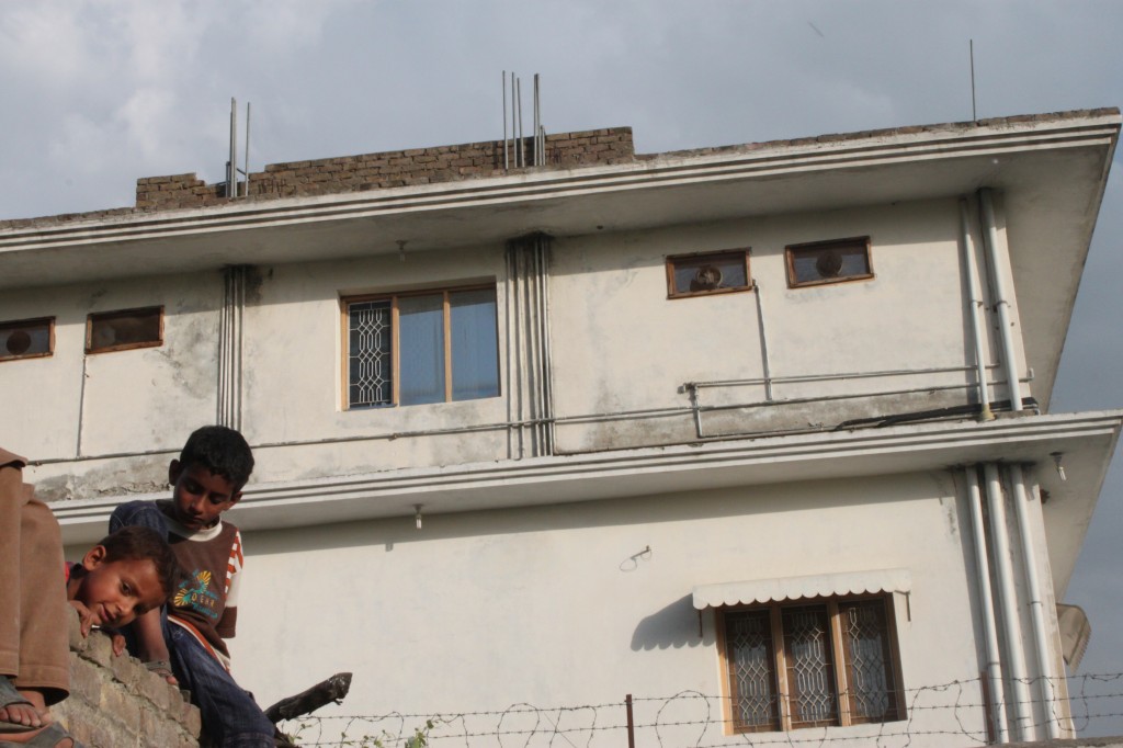 Niños frente a la casa de Osama bin Laden en Pakistán | AGUS MORALES